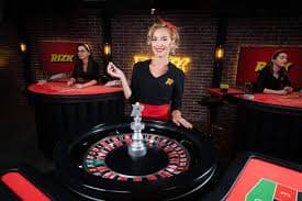 depobos com Dragon Hatch interface showing live roulette table and Liga 1 sportsbook side-by-side
